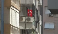 Brunson'ın evinin balkonuna Türk bayrağı asıldı