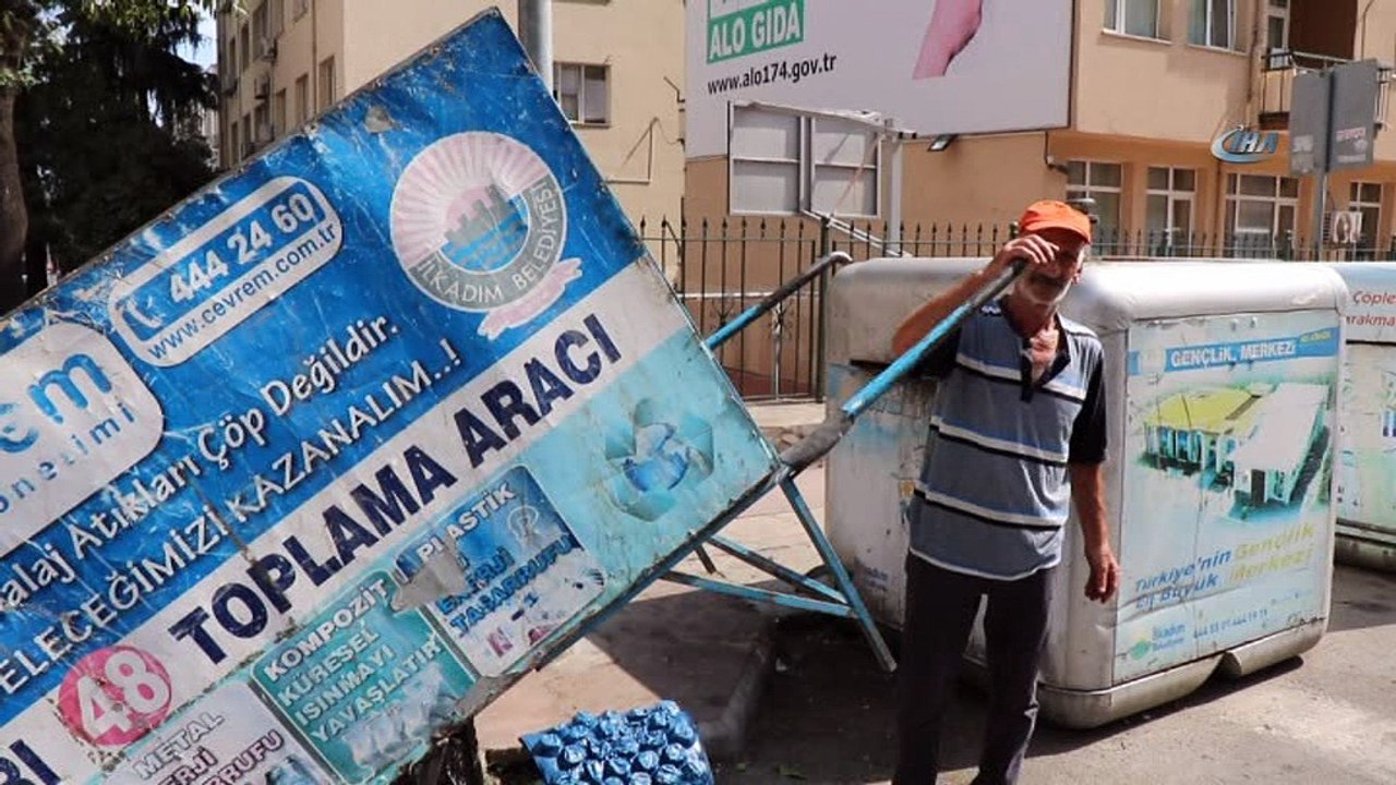 Görme engelli eşine bakabilmek için 16 yıldır çöpten kağıt topluyor