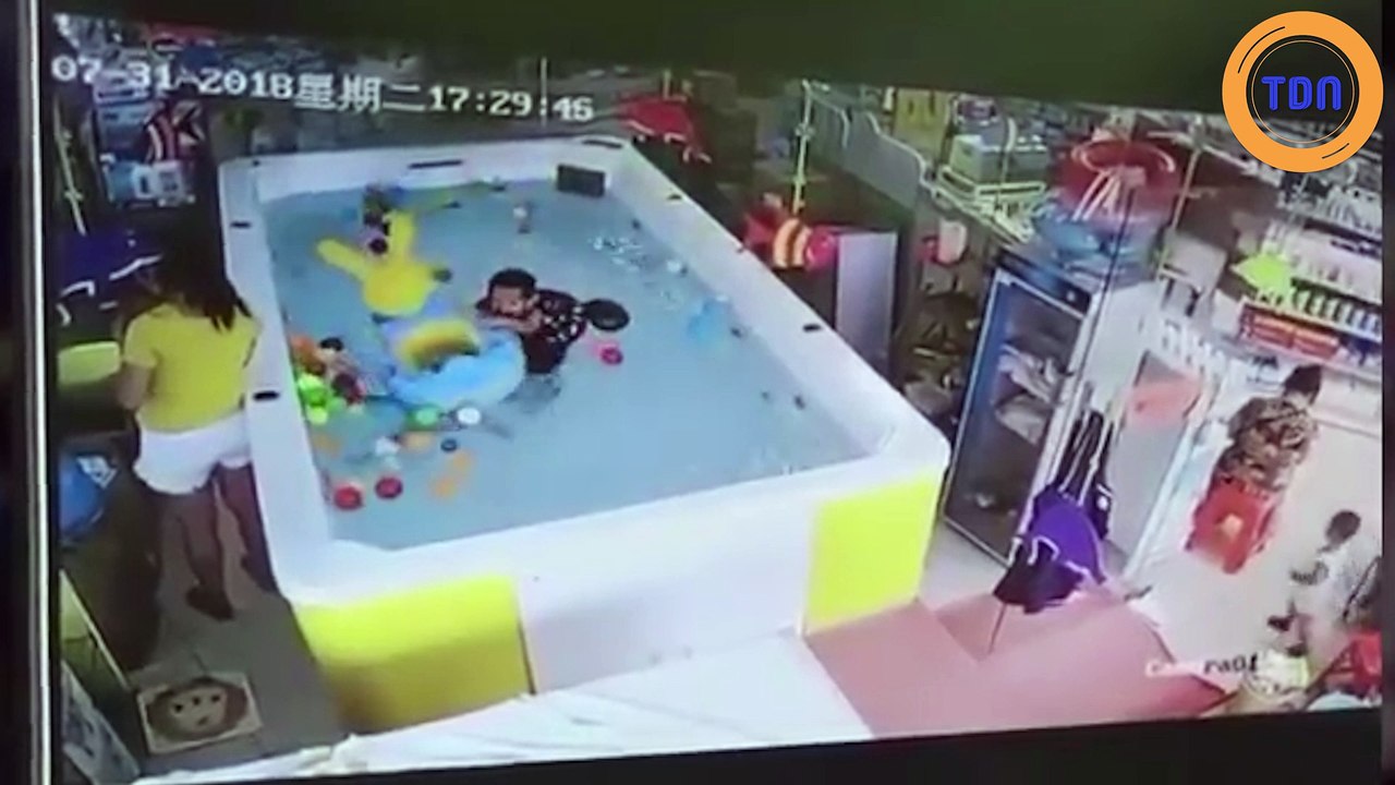 Un bébé en détresse se noie devant sa mère trop occupée à envoyer des textos !