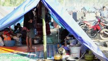 Relawan Bantu Warga Lombok Bangun Rumah Sementara