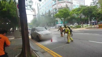 벤츠 차량에서 불..."엔진룸에서 발화" / YTN