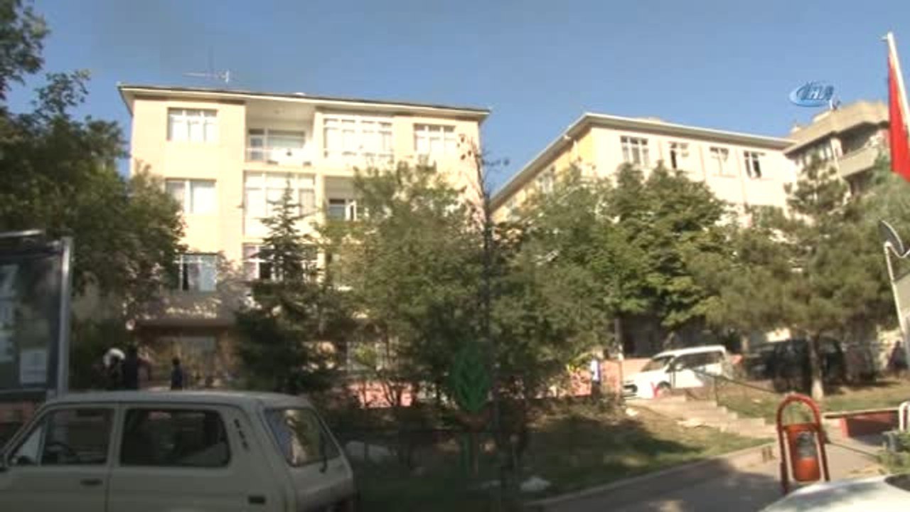 Sinir Krizi Geçiren Bir Şahıs, Yaşadığı Ateşe Verdikten Sonra Olay Yerine Gelen İtfaiye ve Polis...