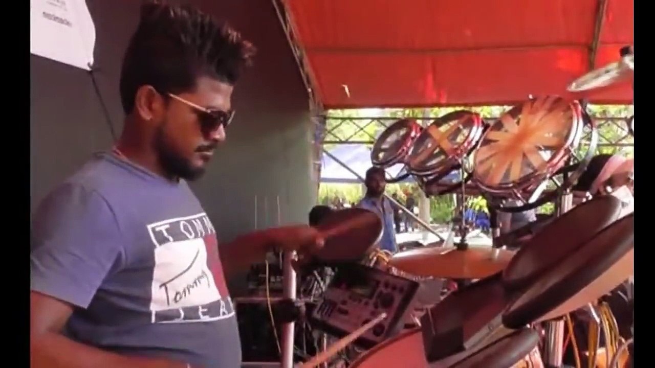 මෙන්න නැටුම් නටනවනම්   එන්නෝ හති දාගෙන නටන්න