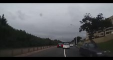 Grosse course poursuite entre un agent de sécurité et un carjackers sur l’autoroute.