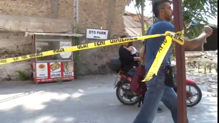 Yer: Adana! Yıkılmak Üzere Olan Duvara Aldırmadan Geçiyorlar