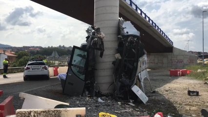 Cinco muertos y 15 heridos al chocar un autobús con una pilastra en Avilés
