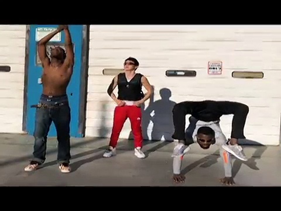 Height of flexibility! Is he even a man!