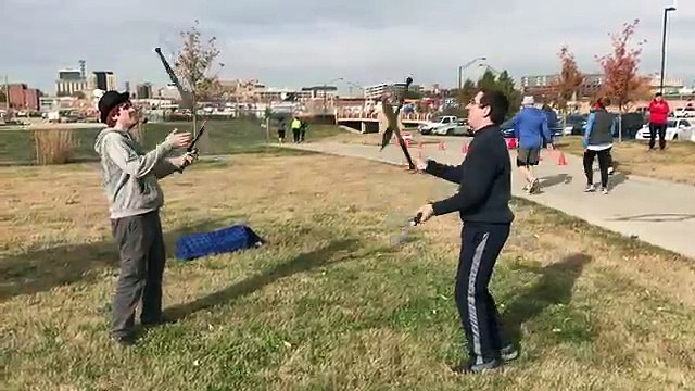 Des jongleurs de machettes déconcentrés par une chute !