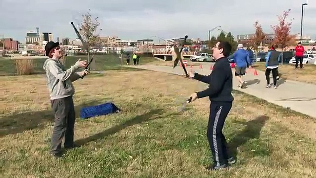 Des jongleurs de machettes déconcentrés par une chute !
