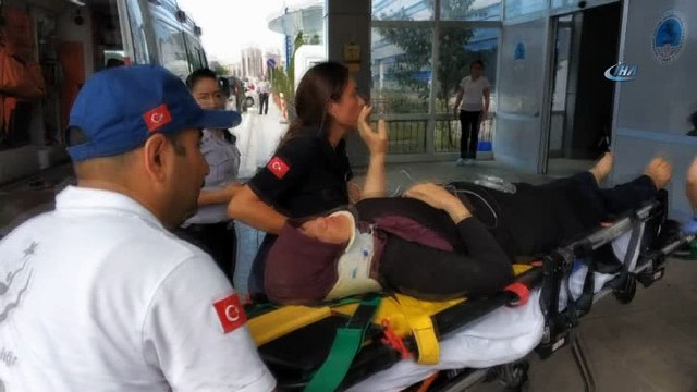 112 personeline saldırı anının güvenlik kamerası görüntüleri ortaya çıktı- Gözaltına alınarak alkollü olduğu tespit edilen saldırgan, savcının tutuklanması talebiyle sevk eidildiği nöbetçi mahkemece adli kontrol şartıyla serbest bıra...