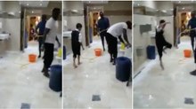 Após marcar na vitória do Liverpool... Sadio Mané é visto a ajudar na limpeza de um WC