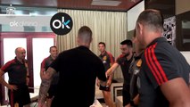 Luis Enrique saludando a Sergio Ramos de manera amistosa