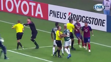 Le joueur brésilien Deyverson simule de façon ridicule puis chambre et se fait expulser !