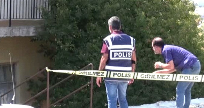 Antalya'da Cinnet Getiren Genç, Babasını Şişeyle Yaraladı, Kardeşine Zıpkınla Saldırdı