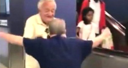 Babasıyla İlk Kez Ayrı Kalan Down Sendromlu Adamın Kavuşma Anı Kamerayla Kaydedildi