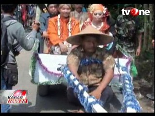 Peserta Nikah Massal Diarak dengan Traktor