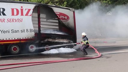 Seyir Halindeki Tırın Dorsesi Yandı