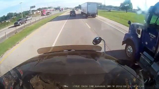 Il tente un Kiki Challenge mais n'a pas vu la voiture de police... Oups