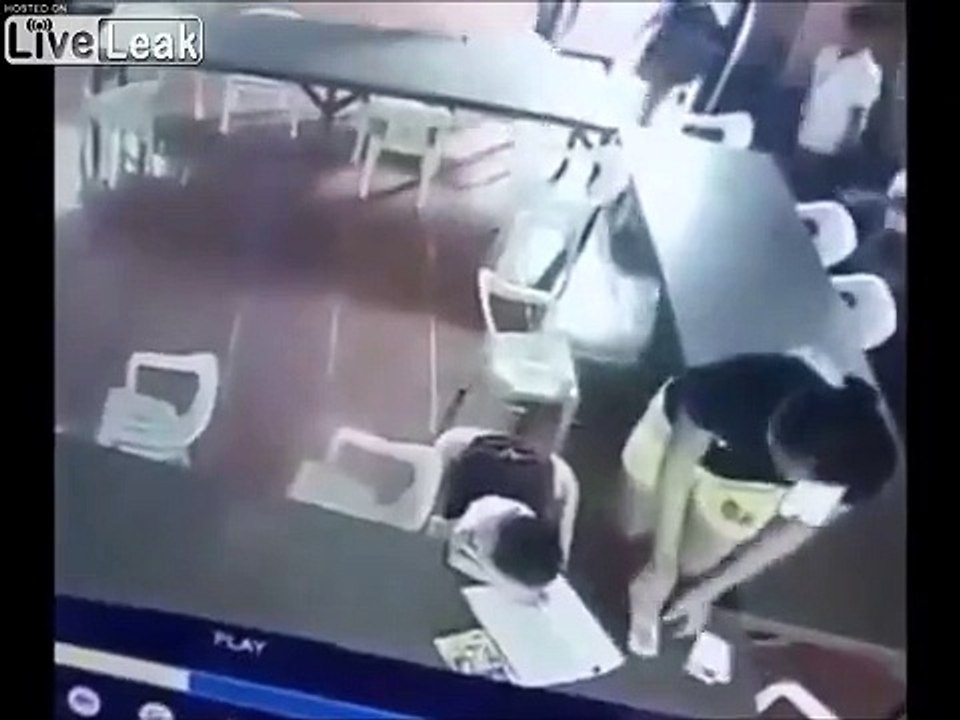 Ce gamin dort tellement qu'on peut le bouger sa...