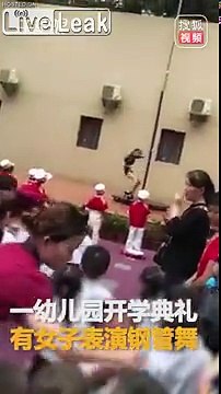 Pole dance à l'ouverture d'une école primaire au milieu des enfants