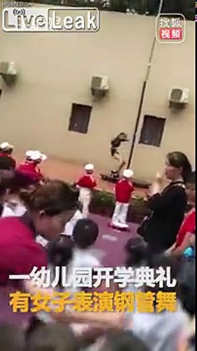 Pole dance à l'ouverture d'une école primaire au milieu des enfants