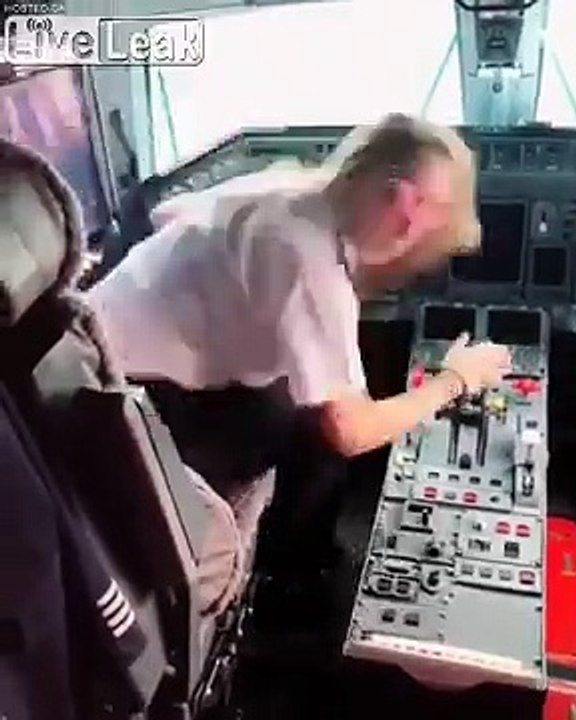 Kiki challenge de pilotes d'avion.. Elle descend en marche !