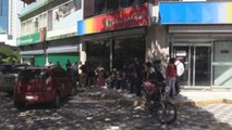 Jubilados venezolanos esperan en largas colas para cobrar pensiones