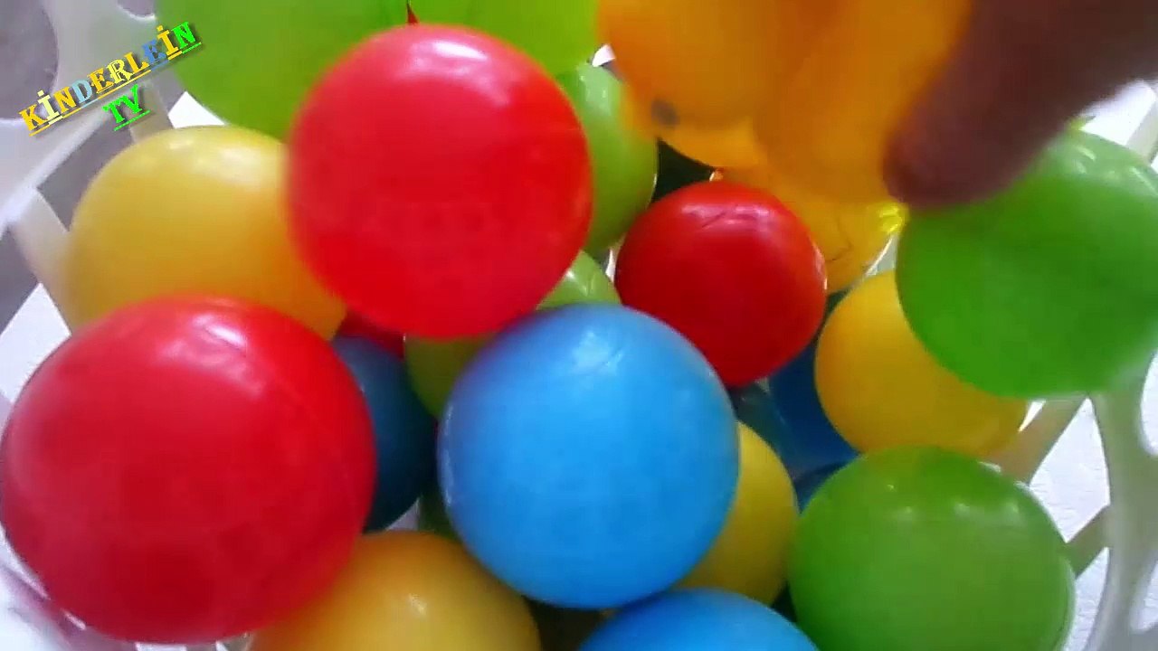 Ayşe Oyun Halkaları ve Renkli Toplar ile Oynuyor