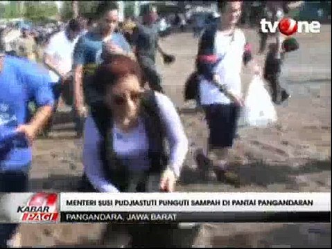 Menteri Susi Pudjiastuti Bersih-bersih Pantai Pangandaran