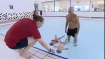 فيديو توأم من العمر 9 أشهر يستطيعان السباحة لمسافة 25 متراً من دون أية مساعدة