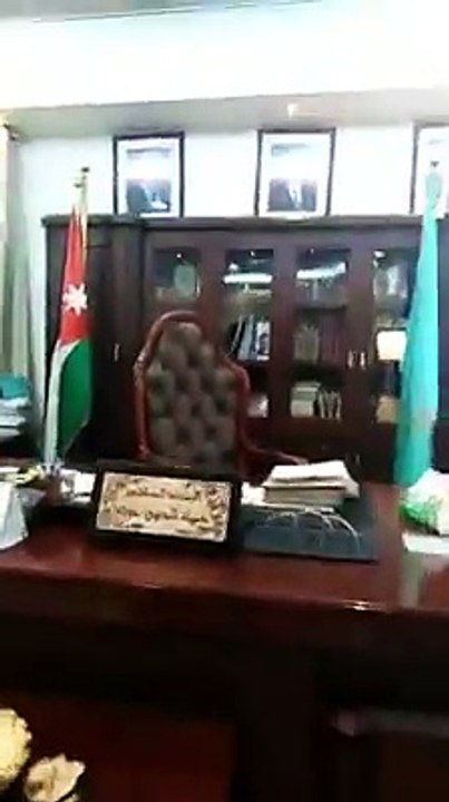 موظفو وأساتذة "جامعة آل البيت" يجبرون رئيس الجامعة على مغادرة مكتبه.. فيديو(لم يتسنى التحقق من صحة الفيديو)