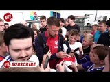 Cardiff City 2-3 Arsenal | Aaron Ramsey Signs Autographs For Arsenal & Cardiff City Fans!