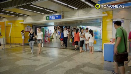 한 여성, 지하철 옆자리에 앉아있는 생판 모르는 남자 코 덥석