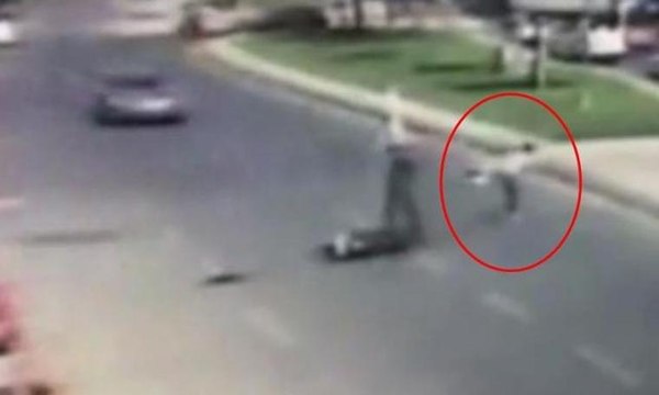 Seke seke motosiklete binerek arkasına bile bakmadan kaçtı