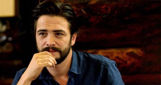 Ahmet Kural'ın Selfie Pozunda Dişinde Kalan Kalıntı, Sosyal Medyada Alay Konusu Oldu