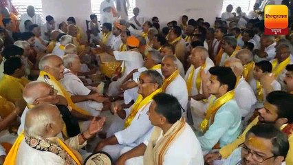 नंद भवन में नन्दोत्सव के दौरान बधाई के पद गाते बरसाना नन्दगाँव के समाजी।