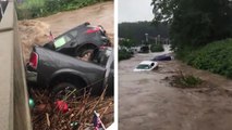 Des grosses inondations emportent des voitures dans une rivière