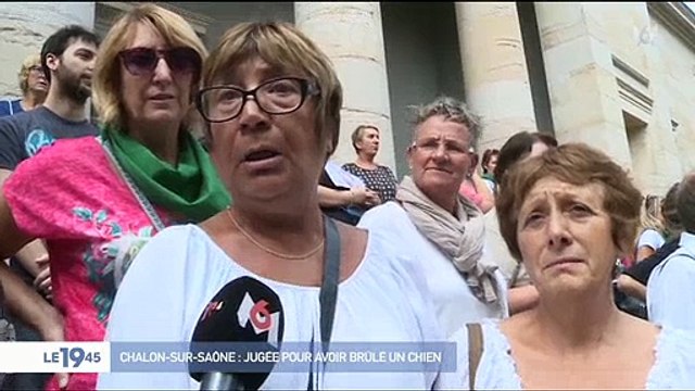 Des centaines de personnes se rassemblent pour demander justice après qu'une femme ait incendié le chien de son mari - Vidéo