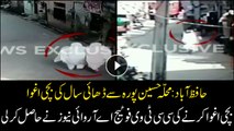 ARY News acquired exclusive CCTV footage of woman kidnapping kid