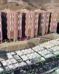 هذه القصيدة أجمع المؤرخون أنها لشاعر يمني يسمى عبدالرحيم البرعي، من شعراء القرن الثامن الهجري، أراد الحج مع إحدى القوافل ولكنه مرض و توفي.