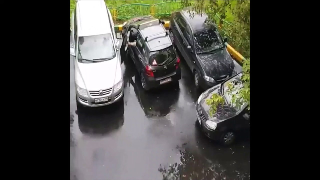 Il déplace sa voiture à la main pour sortir à cause d'une voiture mal garée