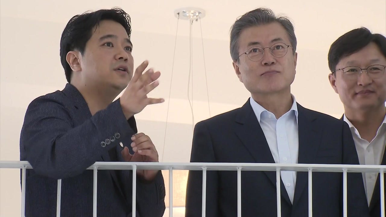 문 대통령 마을도서관 방문..."생활형 SOC 적극 지원" / YTN