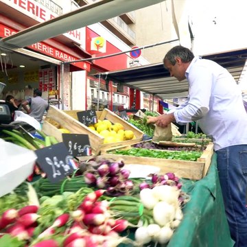 [Chef Damien fait son marché]Les tomates sont de saison ! Mais comment les choisir, les consommer et les conserver ? Chef Damien vous dit tout