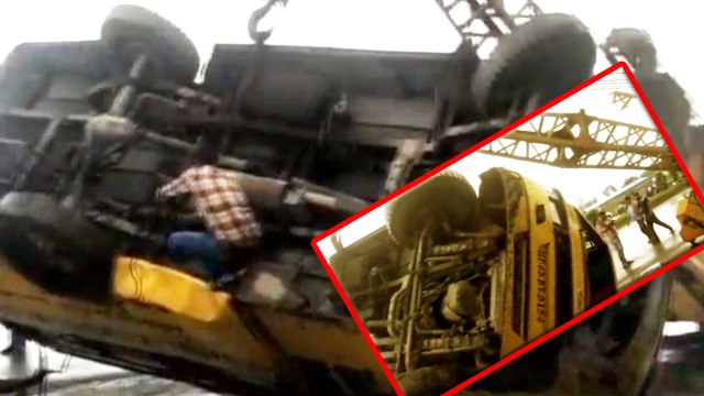Varanasi : School Bus unturns after hitting Divider, Students injured | Oneindia News