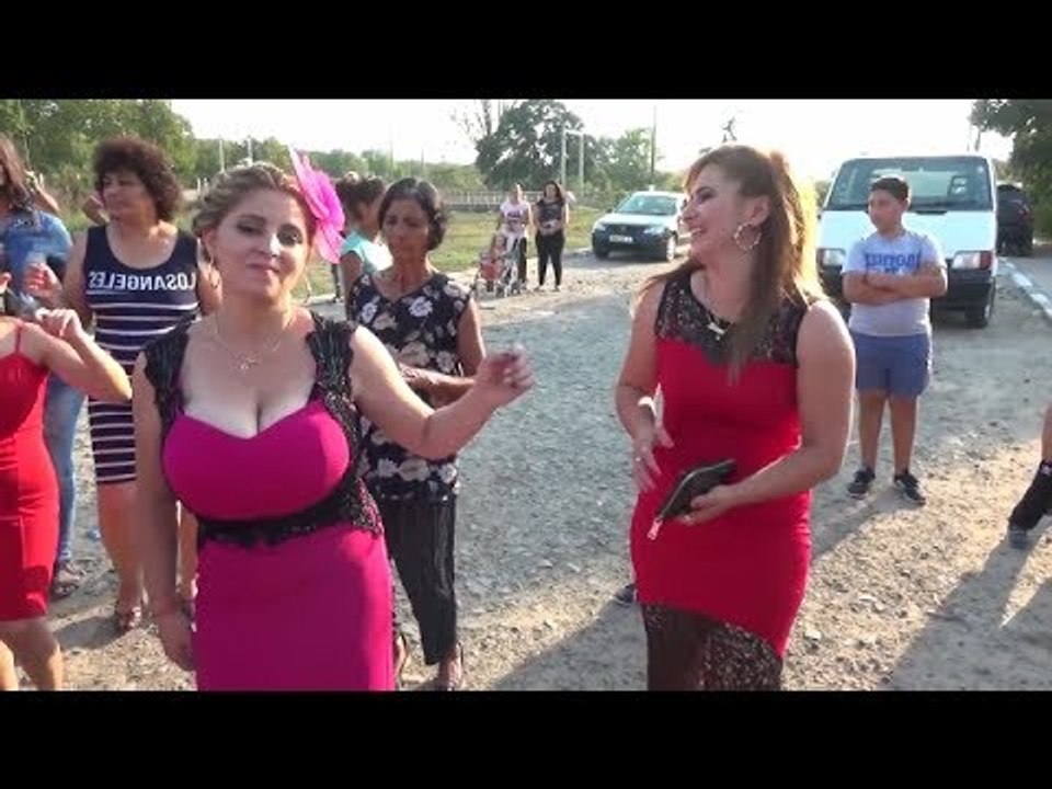 رقص رائع بالشارع على انغام شعبية روعة