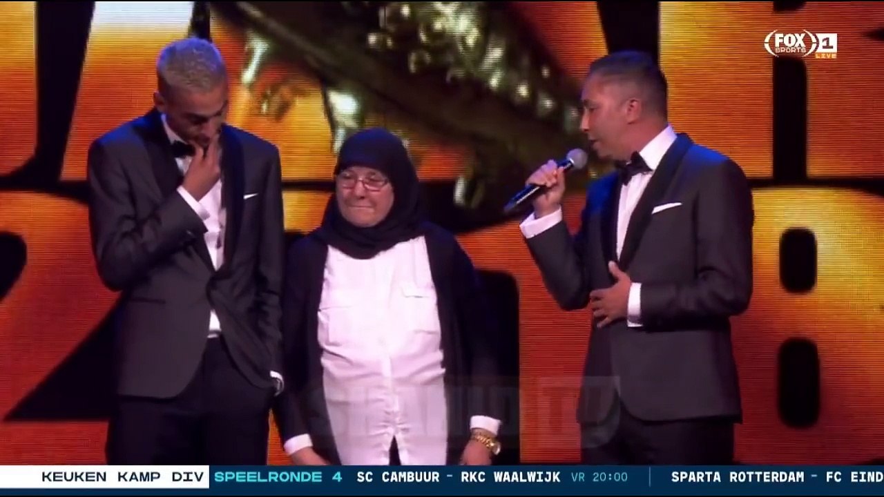 حكيم زياش يستلم الحذاء الذهبي ويهديه لأمه ويقبلها تحت تصفيقات جميع الحاضرين