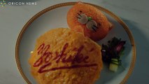 YOSHIKI、オムライスにケチャップでサイン　カッコよく繊細に料理を仕上げる　アキタ社鶏卵『きよらグルメ仕立て』新CM「おそろい」篇「グルメな人」篇＆メイキング映像