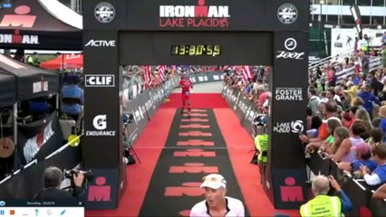 Un athlète célèbre sa victoire trop vite lors d'un Ironman (entorse à la cheville...)