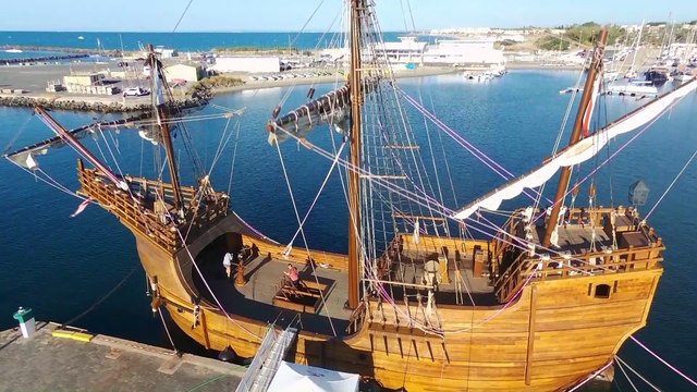 LE CAP D'AGDE - La Nao Santa María de Christophe Colomb quitte le port de plaisance