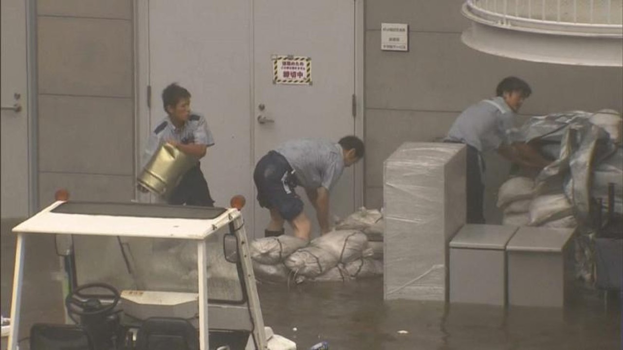 Japon : l'aéroport du Kansai inondé